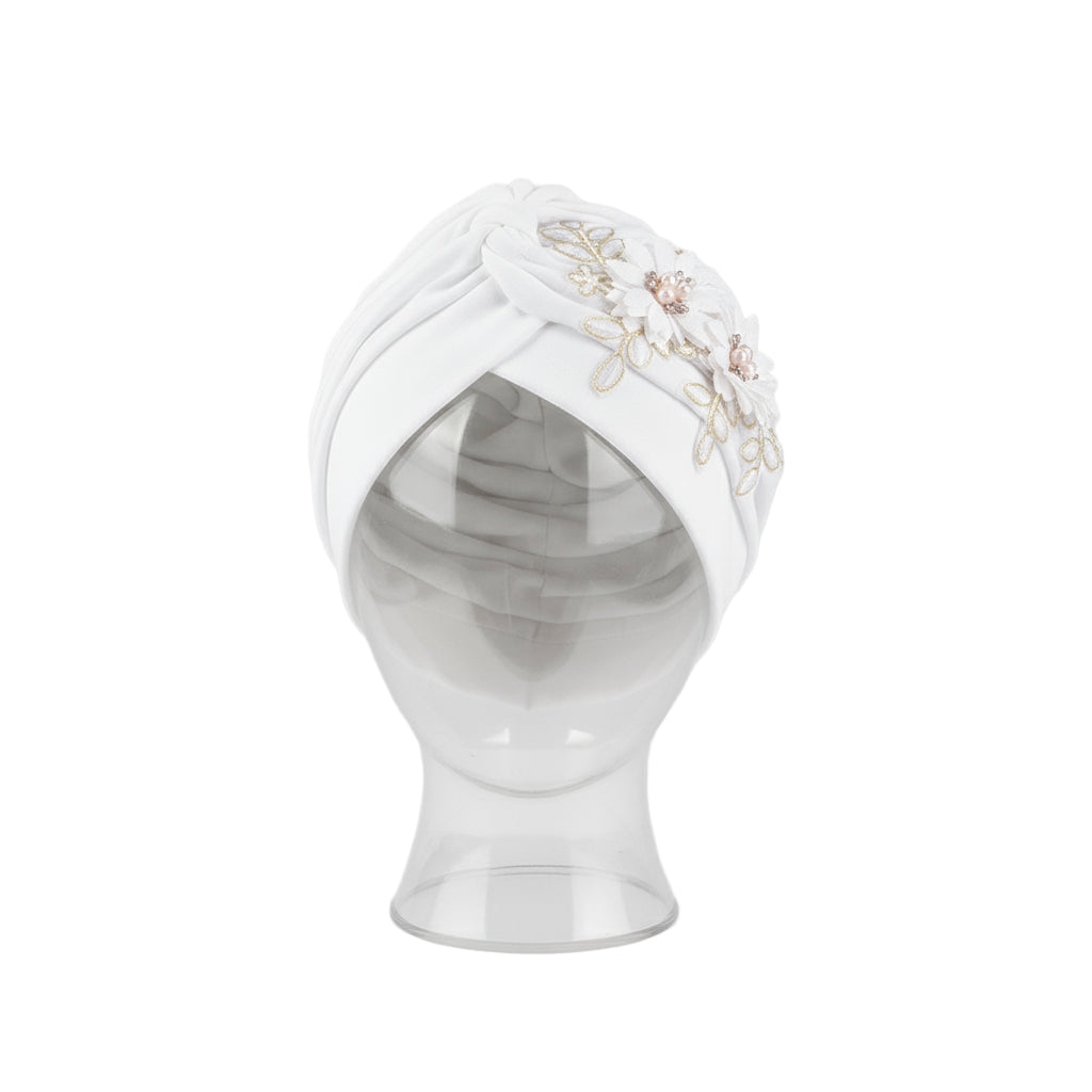 Turban à fleurs 3D brillantes pour femmes – foulard, hijab et bonnet plissé, accessoire tendance couleur blanc. https://mamizora.fr/