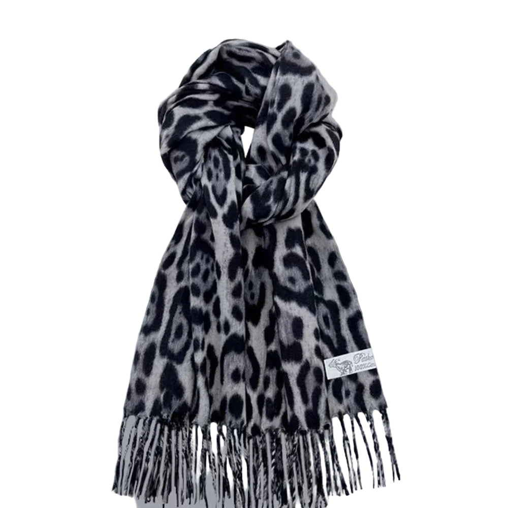 Châle écharpe Imane à pompons léopard. https://mamizora.fr/