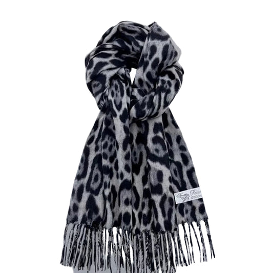 Châle écharpe Imane à pompons léopard. https://mamizora.fr/