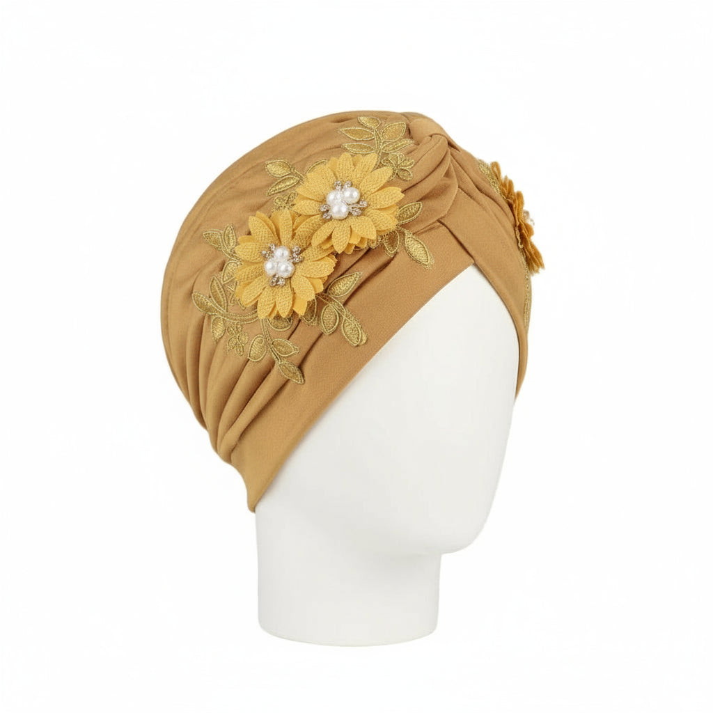 Turban à fleurs 3D brillantes pour femmes – foulard, hijab et bonnet plissé, accessoire tendance couleur café. https://mamizora.fr/