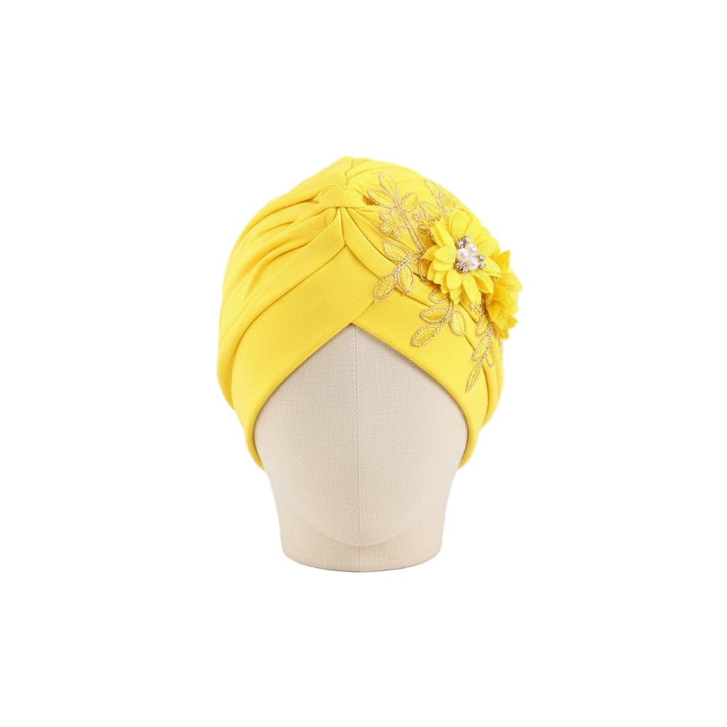 Turban à fleurs 3D brillantes pour femmes – foulard, hijab et bonnet plissé, accessoire tendance couleur jaune. https://mamizora.fr/