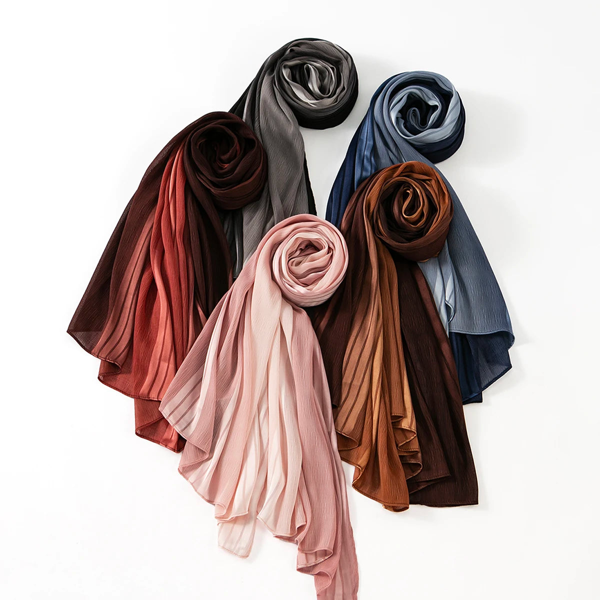 Foulard hijab Hana en satin de soie froissé 1. https://mamizora.fr/